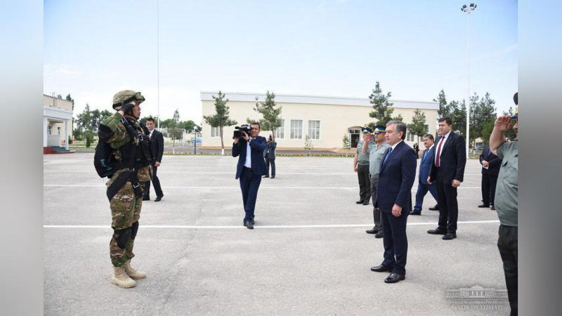 'Shavkat Mirziyoev Sharqiy harbiy okrugga qarashli harbiy qismga tashrif buyurdi'ning rasmi