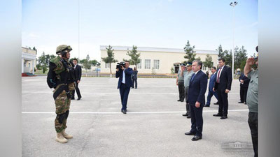 'Shavkat Mirziyoev Sharqiy harbiy okrugga qarashli harbiy qismga tashrif buyurdi'ning rasmi