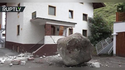 '20 tonnali xarsangtosh ko`p qavatli binoga kelib urildi (Video)'ning rasmi