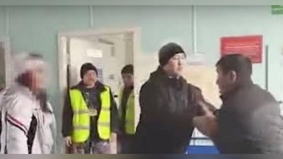 'Yoqutistonda yo`lovchi samolyotga o`qotar qurol bilan chiqmoqchi bo`ldi (Video)'ning rasmi