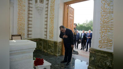 'Emomali Rahmon ham Samarqandga etib keldi va tashrifni Islom Karimov qabrini ziyorat qilishdan boshladi'ning rasmi