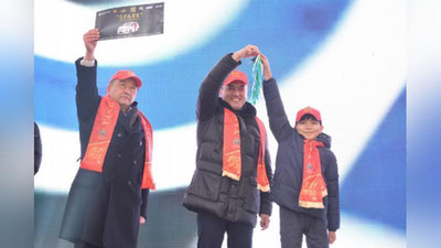 '10 yoshlik yilning «Eng yaxshi sportchisi»ga Spark avtomobili topshirildi(foto)'ning rasmi