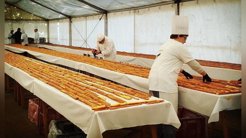 'Belgiyalik qandolatchilar dunyodagi eng uzun ekler shirinligini tayyorlashdi'ning rasmi