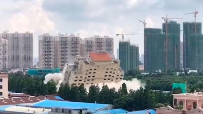 '15 qavatli mehmonxona 10 soniya ichida qulatildi (Video)'ning rasmi