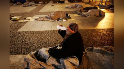 '6 yoshli qizcha kun davomida uysizlarga oziq-ovqat, pul tarqatdi'ning rasmi