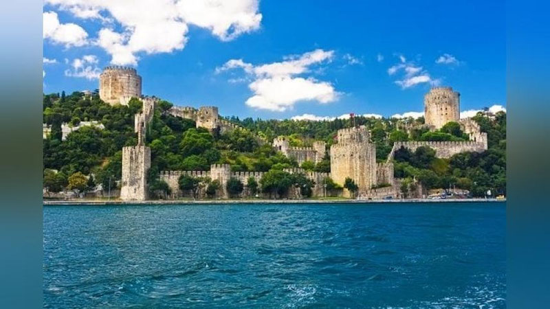 'Istanbuldagi Rumeli mayog`i qal`asi: maftunkor tarixiy tuzilishi va ajoyib manzara'ning rasmi