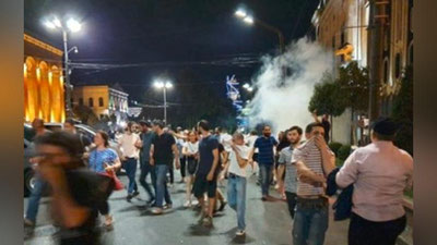 'Tbilisida minglab odamlar ishtirokida norozilik namoyishlari bo`lib o`tmoqda (Video)'ning rasmi