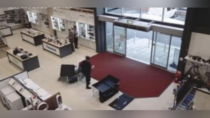 Изрображение 'КАК СЛОН В ПОСУДНОЙ ЛАВКЕ: БРИТАНЕЦ РАЗБИЛ СРАЗУ 4 ТЕЛЕВИЗОРА В МАГАЗИНЕ (ВИДЕО)'