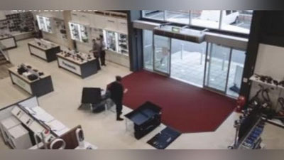 Изрображение 'КАК СЛОН В ПОСУДНОЙ ЛАВКЕ: БРИТАНЕЦ РАЗБИЛ СРАЗУ 4 ТЕЛЕВИЗОРА В МАГАЗИНЕ (ВИДЕО)'