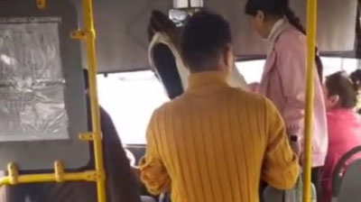 'Buxoroda avtobusdagi erkak tik turgan ayolga uyatsiz qiliq qildi (video)'ning rasmi