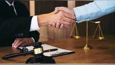 'Bepul huquqiy maslahat va amaliy huquqiy yordam kerakmi? 'ning rasmi