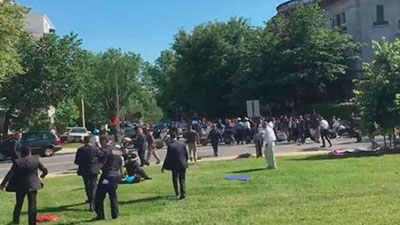 '​Turkiyaning AQShdagi elchixonasi oldida janjal ko`tarildi'ning rasmi