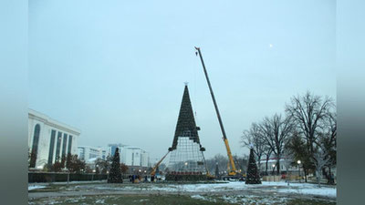 'Toshkentda Yangi yilning bosh archasini bezatish ishlari boshlandi (fotoreportaj)'ning rasmi