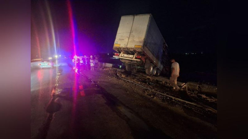 'Samarqandda yuk mashinasi pastlikka tushib ketib, yonib ketdi'ning rasmi