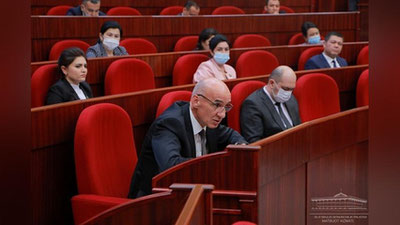 Изрображение 'Гражданам оставили право обращаться в госорганы не только на государственном языке'