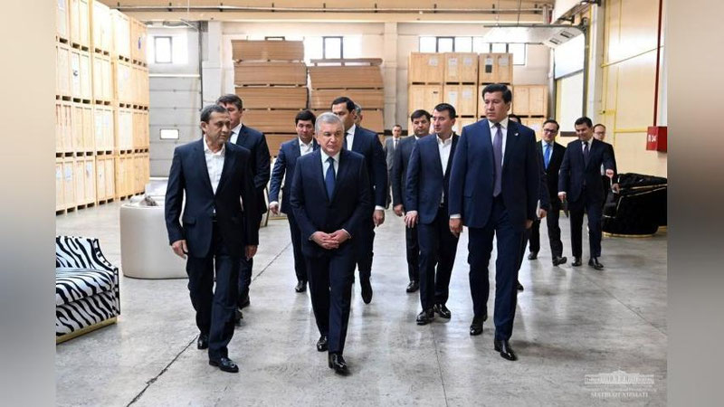 'Shavkat Mirziyoev Toshkent shahri Chilonzor sanoat zonasidagi korxonalarni borib ko`rdi'ning rasmi
