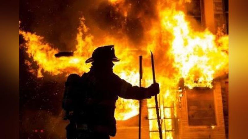 'Tunda Denovda savdo majmuasi yonib ketdi'ning rasmi