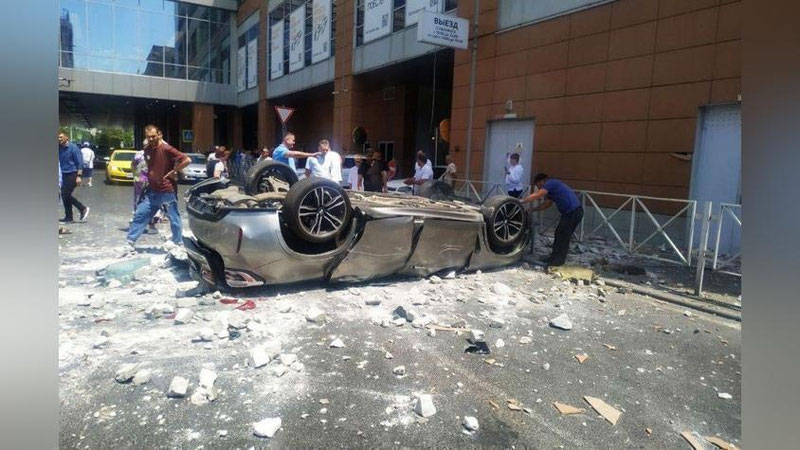 'Mashina ichida bo`lgan er-xotin va ularning o`g`li halok bo`lgan'ning rasmi