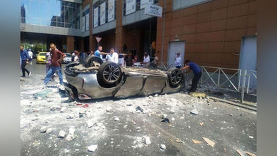 'Mashina ichida bo`lgan er-xotin va ularning o`g`li halok bo`lgan'ning rasmi