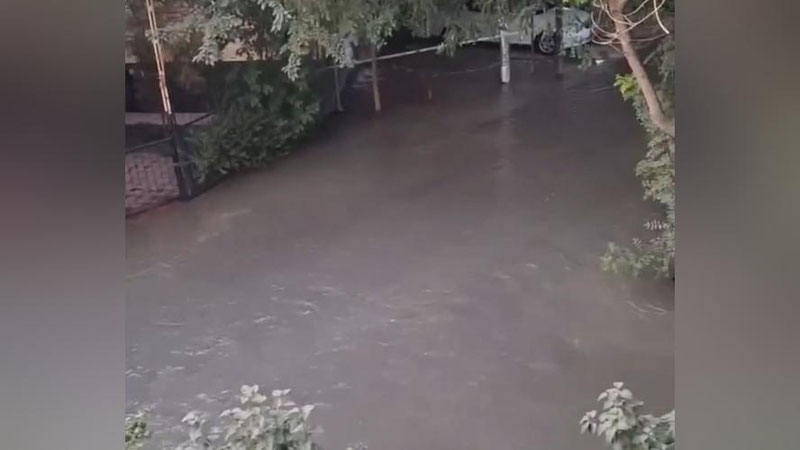 Изрображение 'На Юнусабаде вода затопила тротуары и дворы (видео)'