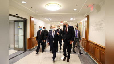 'Vashington shahrida O`zbekiston Tashqi ishlar vaziri Abdulaziz Kamilov boshchiligidagi delegasiya AQSh Mudofaa vaziri vazifasini bajaruvchi Kristofer Miller bilan uchrashdi'ning rasmi