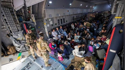'Afg`on qochqinlari va evropaliklarni evakuasiya qilgan samolyot Toshkentga qo`ndi'ning rasmi