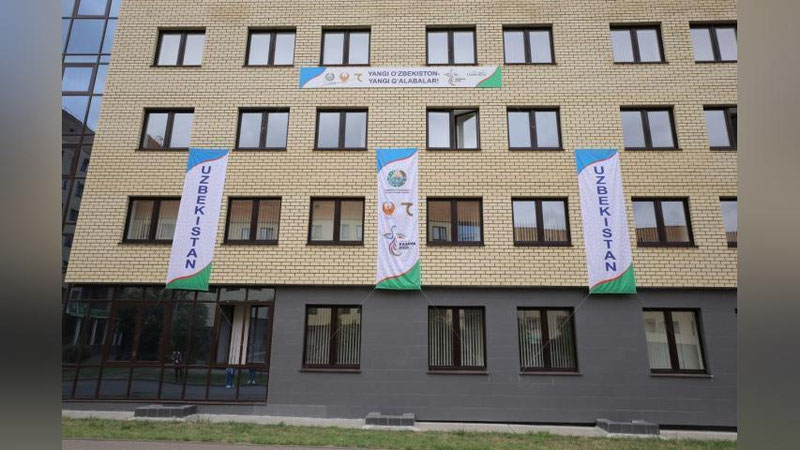 'Qozondagi Universiada qishlog`ida O`zbekiston bayrog`i osildi'ning rasmi