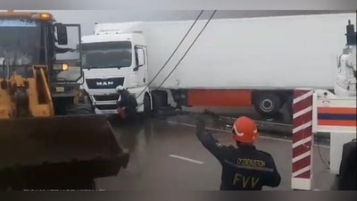 '"Qamchiq"  dovonida 20 tonna uzum bilan harakatlangan "MAN" yuk avtomashinasi haydovchisi boshqaruvni yo`qotdi. Oqibatda... (video)'ning rasmi
