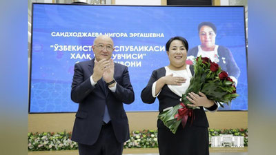 '80 фоиз ўқувчиси ОТМга кирган Тошкентдаги 300-мактаб директорига "Ўзбекистон Республикаси халқ ўқитувчиси" фахрий унвони тантанали топширилди'ning rasmi