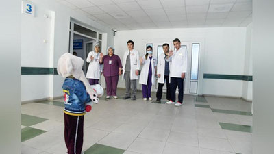 'Айиқ қафасидан омон қолган қизалоқ шифохонадан уйига қайтди'ning rasmi