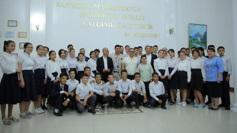 'Qashqadaryo viloyatining deyarli 200 mingga yaqin o`rta maktab o`quvchilari “Mening kinoqahramonim” mavzusida o`tkazilayotgan insholar tanlovida ishtirok etmoqda'ning rasmi