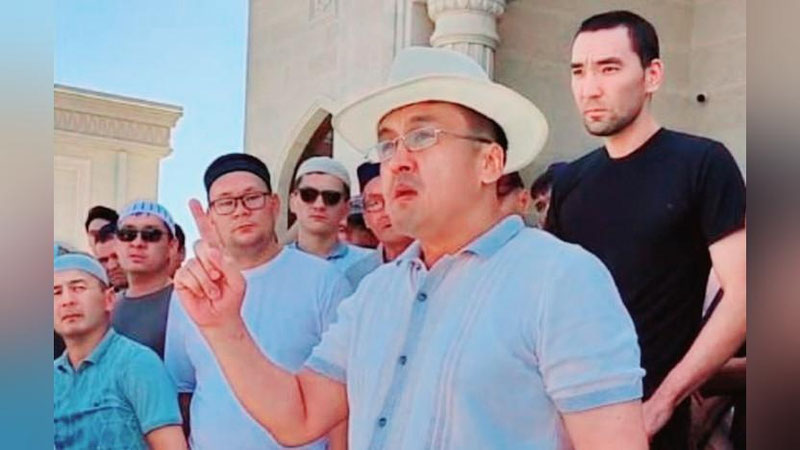 'Dauletmurat Tajimuratov namoyishchilarga o`zini Qoraqalpog`istonning yangi etakchisi deb e`lon qilishlarini da`vat qilgan'ning rasmi