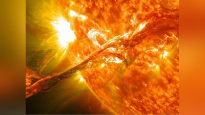 'Quyoshdagi kuchli chaqnash oqibatida undan ajralib chiqqan ulkan plazma oqimi Er tomon kelmoqda'ning rasmi