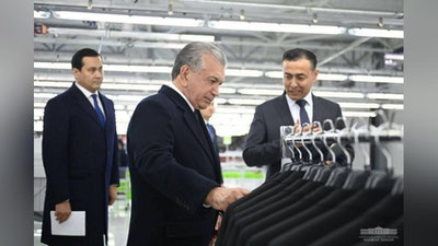 'Shavkat Mirziyoev dunyodagi mashhur brendlar bilan hamkorlik qiladigan korxonaga bordi (foto)'ning rasmi