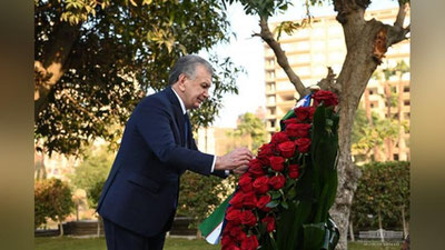 'Shavkat Mirziyoev Qohiradagi Ahmad Farg`oniy haykali poyiga gulchambar qo`ydi'ning rasmi