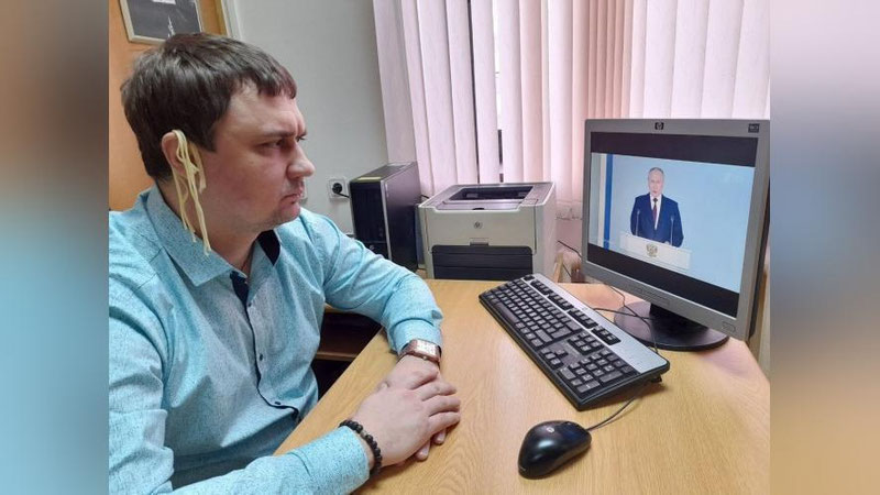 'Rossiyalik deputat Putinning murojaati vaqtida qulog`iga lag`mon ilib oldi'ning rasmi