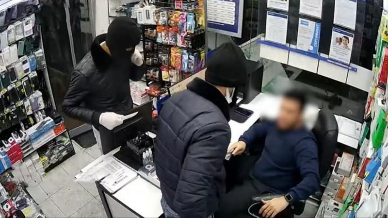 Изрображение 'Двое молодых людей в масках и с ножами попытались ограбить магазин на Чорсу (видео)'