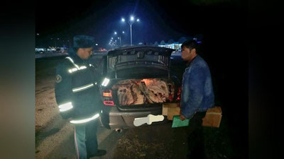 'Жиззахда тегишли ҳужжатларсиз 358 кг гўшт олиб кетаётган машина тўхтатиб қолинди 'ning rasmi