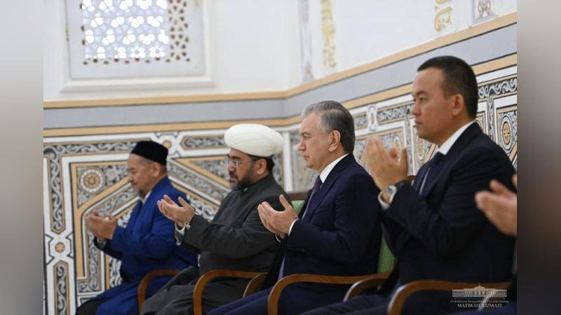 'Prezident Surxondaryoda eng avvalo Hakim at-Termiziy maqbarasini ziyorat qildi (foto)'ning rasmi