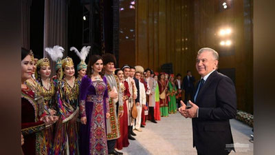 'Shavkat Mirziyoev Berdaq nomidagi Qoraqalpoq davlat akademik musiqali teatrida o`tkazilgan tadbirda ishtirok etdi (foto)'ning rasmi