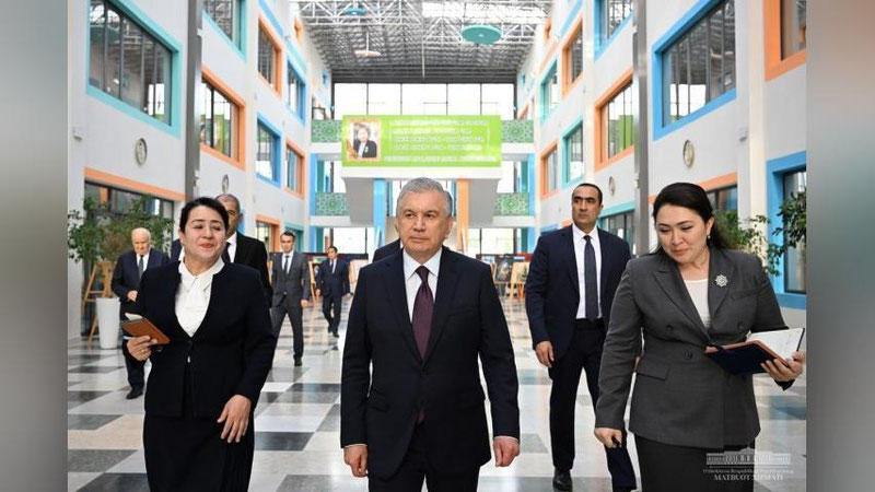'Шавкат Мирзиёев Гулистонда Ҳалима Худойбердиева номидаги ижод мактабини борди'ning rasmi