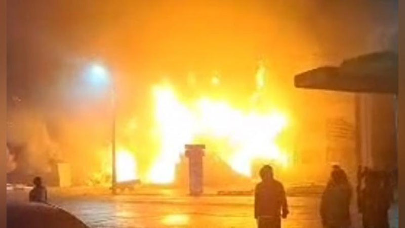 'Navoiyda 3 qavatli savdo markazida yong`in chiqdi'ning rasmi