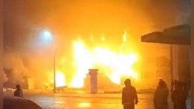 'Navoiyda 3 qavatli savdo markazida yong`in chiqdi'ning rasmi
