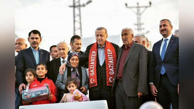 'Erdo`g`an zilziladan jabr ko`rgan oilalarga yangi uylar kalitlarini topshirdi 'ning rasmi