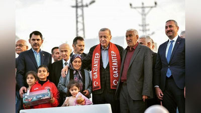 'Erdo`g`an zilziladan jabr ko`rgan oilalarga yangi uylar kalitlarini topshirdi 'ning rasmi