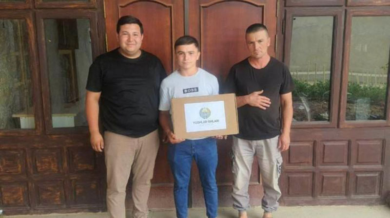'Toshkent viloyatida ariqda oqqan 2 yoshli qizchani qutqargan 18 yoshli yigitga noutbuk sovg`a qilindi'ning rasmi