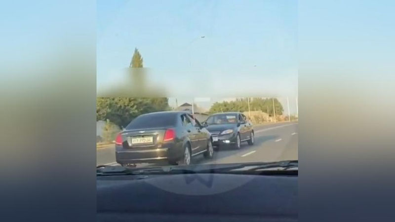 'Jizzaxda Gentra haydovchilari qoidani buzib, katta yo`lda tomosha ko`rsatdi'ning rasmi