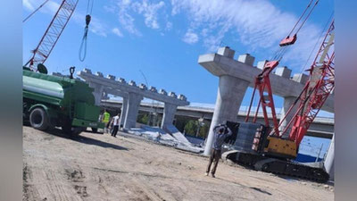 'Toshkentda aeroportga olib boruvchi, hali qurilishi tugamagan "ko`prik" quladi'ning rasmi