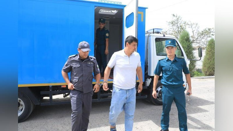 'Cурхондарёда мактаб директорини калтаклаган эркак қамоққа олинди (видео)'ning rasmi