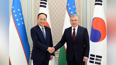 'Shavkat Mirziyoev Koreya Respublikasi Bosh vazirining o`rinbosari, iqtisodiyot va moliya vaziri Chxu Gyon Xo boshchiligidagi delegasiyani qabul qildi'ning rasmi